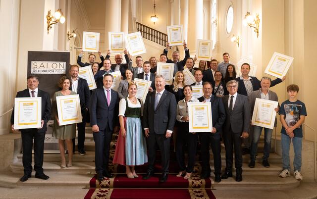 Die strahlenden Sieger des SALON Österreich Wein 2021 mit NR Johannes Schmuckenschlager (Weinbaupräsident), Weinkönigin Diana I., Chris Yorke (ÖWM Geschäftsführung) und Gerhard Wohlmuth (ÖWM Aufsichtsratsvorsitz) | Foto: ÖWM / Anna Stöcher 