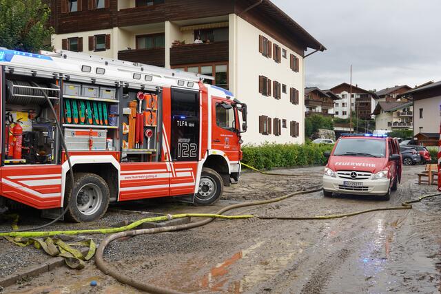 Hart erwischt hat es den Ortsteil Reinbach. Hier laufen die Aufräumarbeiten auf Hochtouren. Feuerwehren aus ganz Salzburg helfen beim Einsatz in St. Johann. | Foto: Julia Hettegger