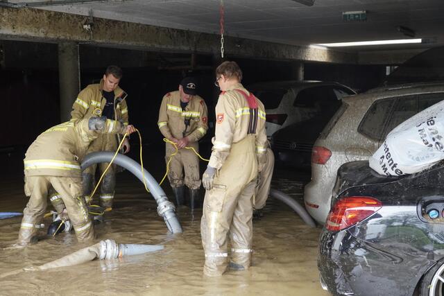 Diese Tiefgarage in Reinbach stand gestern bis unters Dach unter Wasser. "Aktuell wird sie ausgepumpt, dann werden die Autos entfernt und der Schlamm abtransportiert", informieren die Feuerwehrmänner.  | Foto: Julia Hettegger