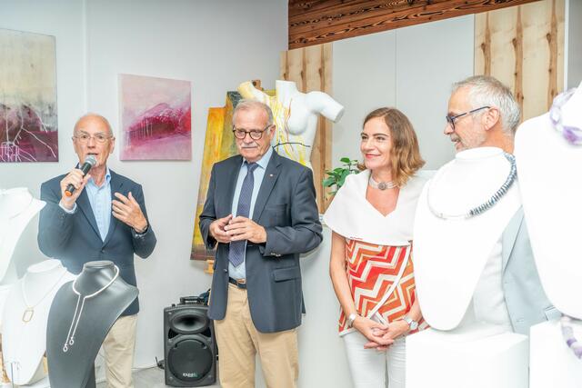 Sigi Nehart, Organisator des Wirtschaftsfrühstücks, Vizebürgermeister der Stadt Leoben Maximilian Jäger, Geschäftsinhaberin Alexandra Wurm mit Gatten Peter.  | Foto: Klaus Pressberger