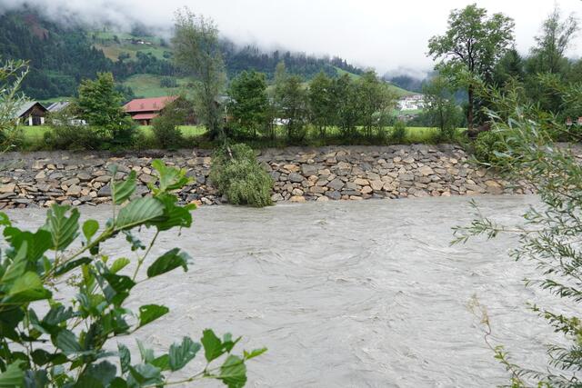 Morgens waren die Schleusen beim Kraftwerk mittlere Salzach geöffnet.  | Foto: Julia Hettegger