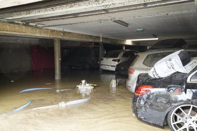 Diese Tiefgarage in Reinbach stand gestern bis unters Dach unter Wasser.  | Foto: Julia Hettegger