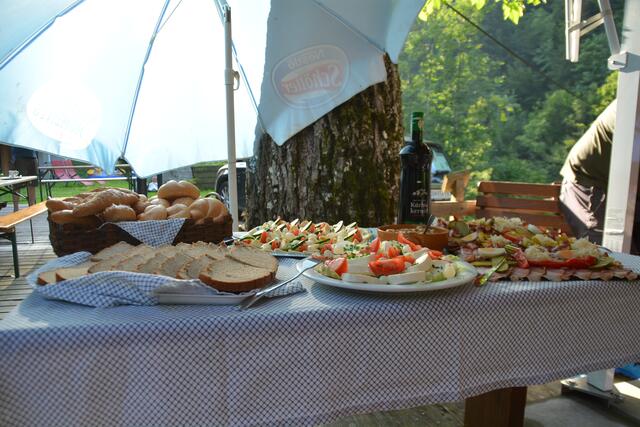 Im Anschluss wurde noch bei feinen Schmankerln in der Schindlhütte gefeiert. | Foto: Roland Mayr