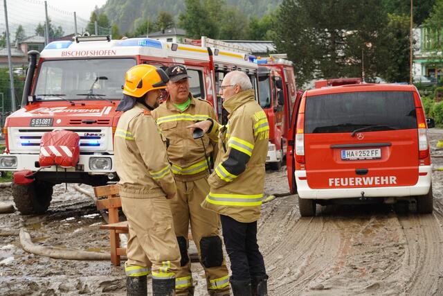 Bürgermeister Günther Mitterer (re.) im Gespräch mit den Einsatzkräften in Reinbach.  | Foto: Julia Hettegger