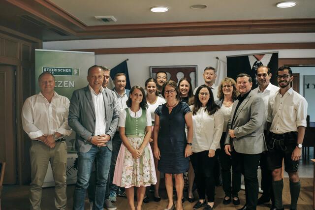 Für das Gruppenfoto stellten sich Vorstand und Ehrengäste gemeinsam auf. | Foto: KK