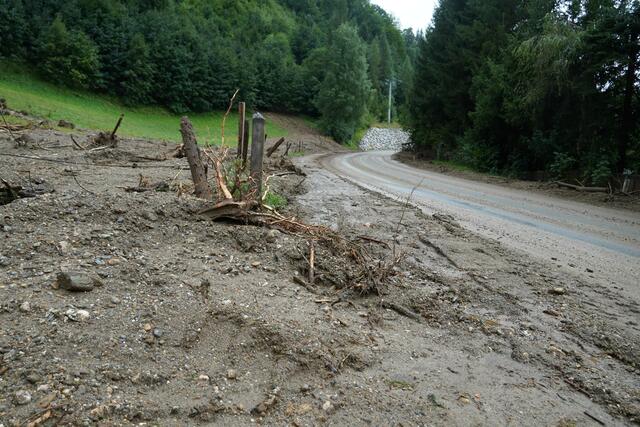 Mehrere Muren sind auf die Straße zwischen St. Johann und Großarl niedergegangen.  | Foto: Julia Hettegger