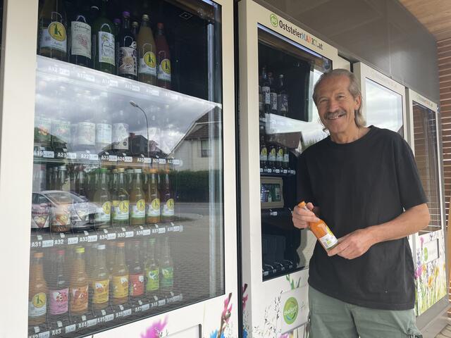 Ernst Thaller vor seinen Oststeiermarkt-Automaten in Hartberg.