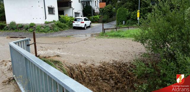 Am Montag zog eine Unwetterfront mit Starkregen und teilweise Hagel über die Gemeinde Aldrans. Es kam zu mehreren Verklausungen im Gemeindegebiet. | Foto: FF Aldrans