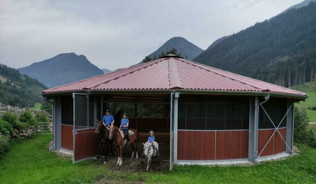 Roland &amp; Karoline Jenkner mit Tochter Annalena vor der neuen Reitanlage | Foto: privat