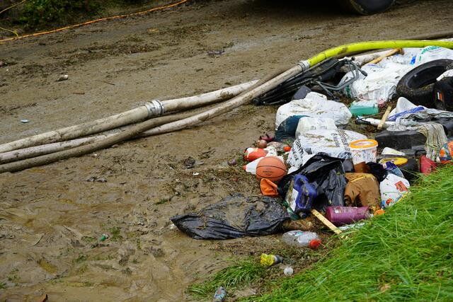 Hart erwischt hat es den Ortsteil Reinbach. Hier laufen die Aufräumarbeiten auf Hochtouren. | Foto: Julia Hettegger