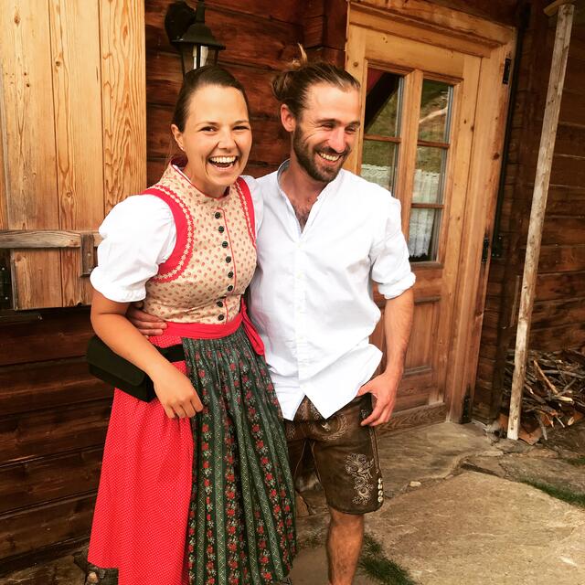 In Tracht: Stephanie Seppi und Wolfgang Reindl haben auf der  Griebitsch Alm ihr Glück gefunden.