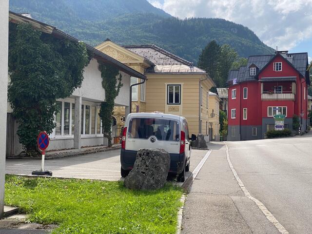 Standort: Kaltenbachstraße neben der HLW Bad Ischl. Das Heck zeigte hier bislang immer stadteinwärts. Hier sind 30 km/h erlaubt.