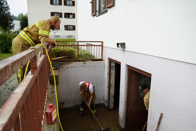 Feuerwehren aus ganz Salzburg helfen beim Einsatz in St. Johann – Keller und Tiefgaragen werden vom Schlamm befreit. | Foto: Julia Hettegger