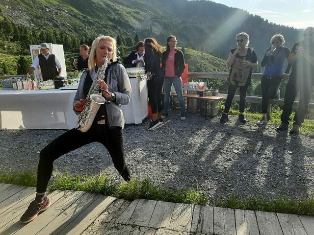 Maria Kofler spielte mit ihrem Saxophone ein kleines Geburtstagsständchen, für die Pächterin der Tulfein Alm. | Foto: Privat