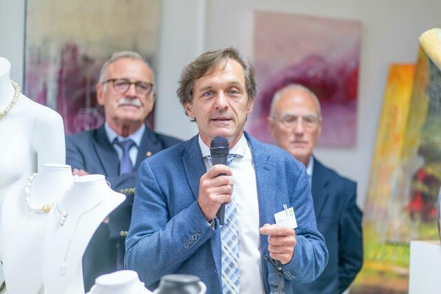 Günter Leitner, Geschäftsführer der Leoben Holding erklärt das Konzept der Pop-Up Stores.  | Foto: Klaus Pressberger