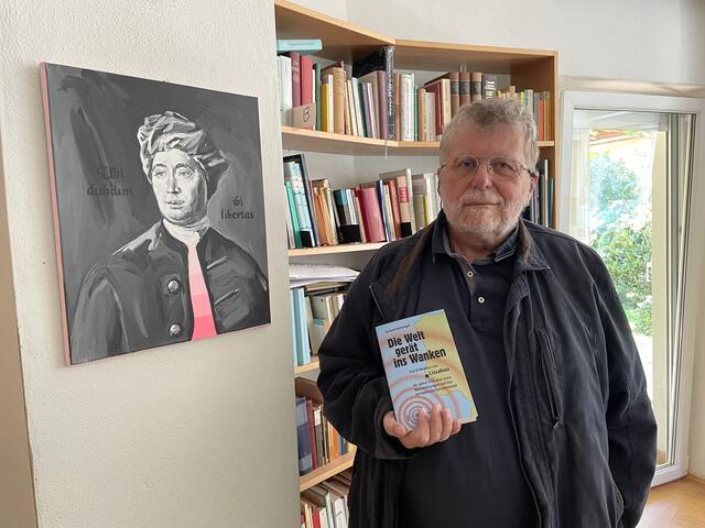 Autor und Philosoph Gerhard Streminger neben einem Abbild von David Hume.  | Foto: WOCHE