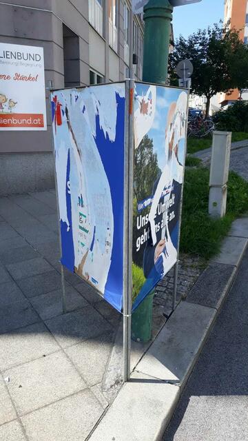 Zerstörtes FPÖ-Plakat in Linz. | Foto: FPÖ OÖ