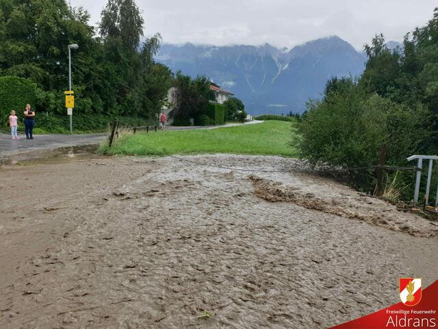 Am Montag zog eine Unwetterfront mit Starkregen und teilweise Hagel über die Gemeinde Aldrans. | Foto: FF Aldrans