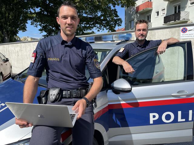 Tobias Mayer und Johannes Liendl-Kröll (r.) sind zwei von vier IT-Ermittlern im Bezirk.  | Foto: WOCHE