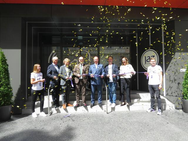 Die Eröffnung, das Ribbon Cutting: (vlnr):  Tilmar Hansen (Geschäftsführender Gesellschafter MTK) / Delf Stüven (Geschäftsführender Gesellschafter MTK), Norbert Kettner (CEO Wien Tourismus), Marcus Bernhardt (CEO Deutsche Hospitality), Michael Fritz (Generaldirektor Jaz in the City), Elisabeth Perwanger (Country Manager Deutsche Hospitality).