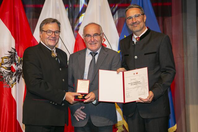 Verdienste um das Bibliothekarwesen: Josef Ruetz aus Grins mit LH Platter (li.) und LH Kompatscher (re.). | Foto: Land Tirol/Die Fotografen