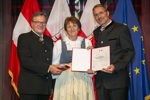 Verdienste um die Regionalentwicklung: Evi Jörg aus Prutz mit LH Platter (li.) und LH Kompatscher (re.). | Foto: Land Tirol/Die Fotografen