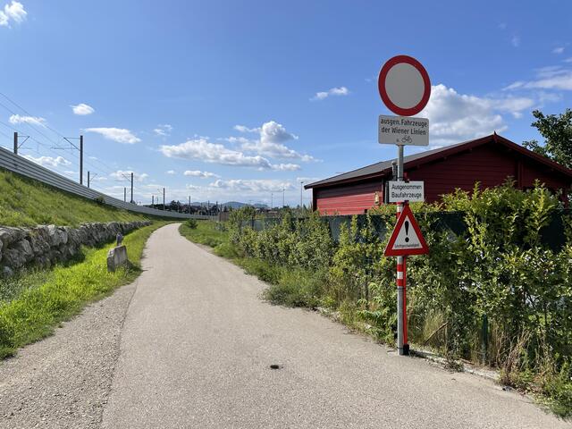 Die Zufahrt für die LKWs ist ein Provisorium.
 | Foto: Brandl