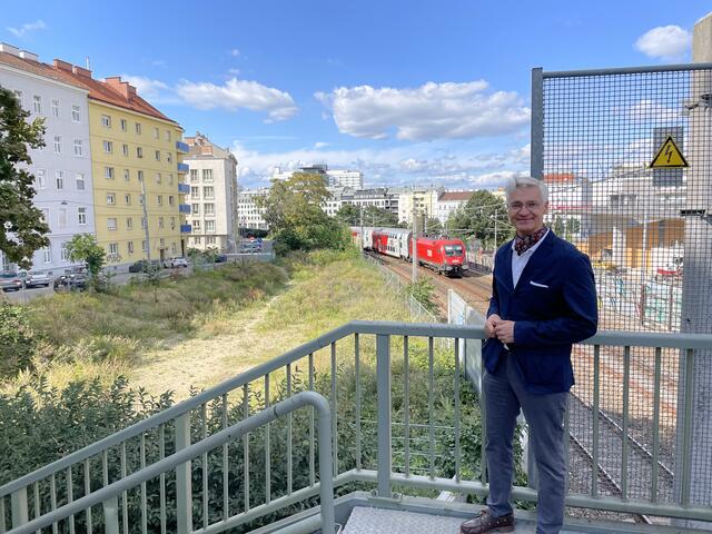 Werner Grebner fordert einen öffentlichen Park auf der rund 2.000 Quadratmeter großen Grünfläche an den Bahngleisen, die den ÖBB gehört. | Foto: Kautzky