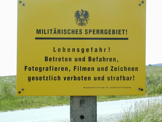 Das Sperrgebiet des TÜPl Allentsteig ist durch solche Hinweistafeln gekennzeichnet. | Foto: Bundesheer
