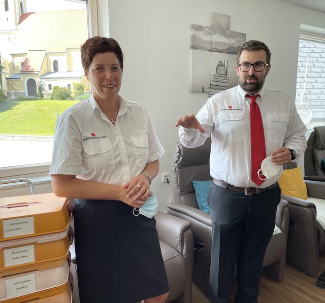 Silvia Grüll-Eichberger und Christian Dobler-Strehle, Bezirksgeschäftsleiter Rotes Kreuz Ried. | Foto: Nagl/BRS
