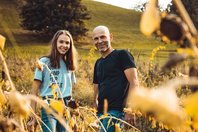 Roland Mayer mit Tochter Sarah.Die HLBLA Elmberg-Schülerin macht gerade ein 14-wöchiges Praktikum in Papas Bioladen. | Foto: Liebstöckl/Antje Wolm