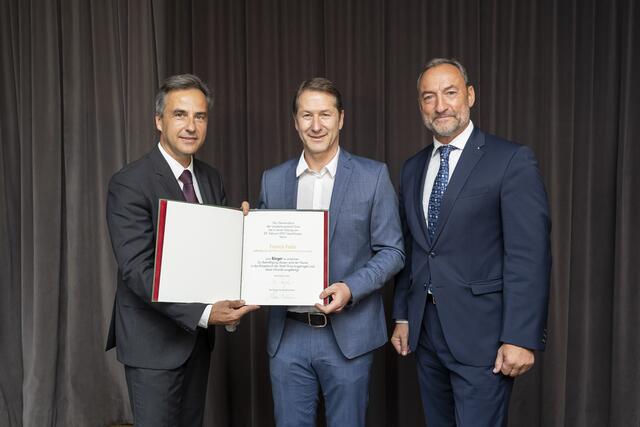 Stolz: Franco Foda mit Bürgermeister Siegfried Nagl und "Vize" Mario Eustacchio | Foto: Stadt Graz/Fischer