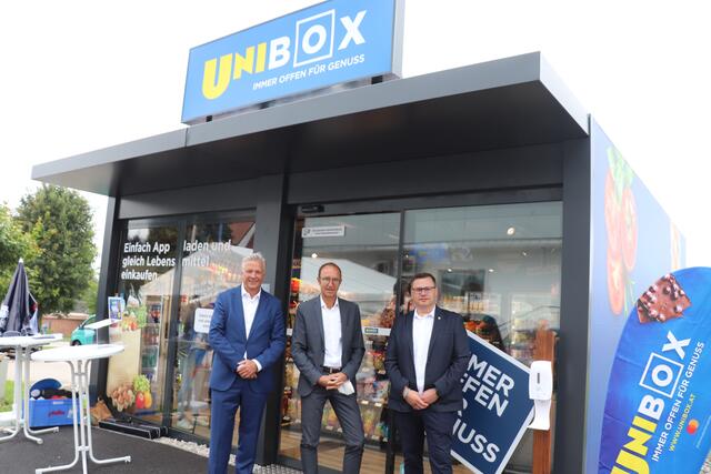 Einkaufen in einer Box: Christian Schicker (Mastercard Austria), Andreas Haider (Geschäftsführer Unimarkt) und Dorfs Bürgermeister Thomas Ahörndl bei der Eröffnung der ersten "UNIBox" im Innviertel – sie steht in Dorf an der Pram. | Foto: Kunde /BRS