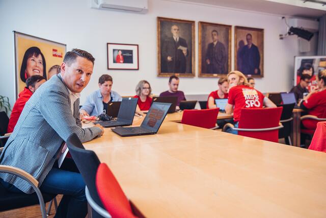 SPOÖ Landesgeschäftsführer Georg Brockmeyer mit den zehn Communitiy-Managern, die rund um die Uhr auf Kommentare in den Sozialen Netzwerken antworten und auf Fragen oder Kritik potenzieller Wähler eingehen. | Foto: MecGreenie