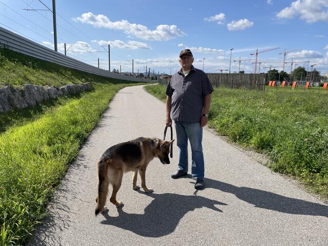 Auf diesem schmalen Weg fahren Baufahrzeuge.
 | Foto: Brandl