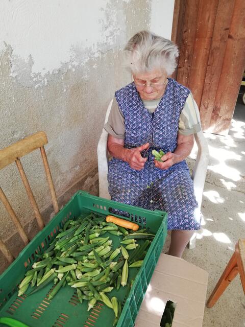 Oma Buchgraber beim Ocra zuputzen 