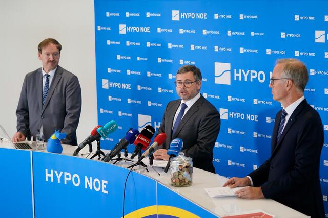 Prof. Christian Helmenstein, Finanzlandesrat Ludwig Schleritzko, HYPO NOE Vorstand Wolfgang Viehauser | Foto: HYPO NOE / Bollwein