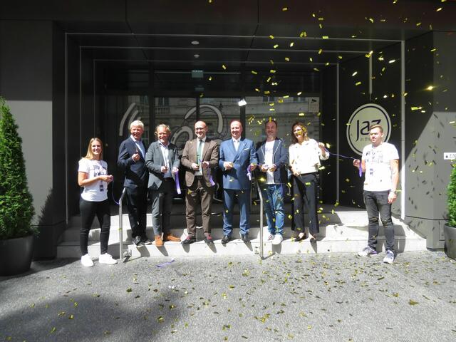 Die Eröffnung, das Ribbon Cutting: (vlnr):  Tilmar Hansen (Geschäftsführender Gesellschafter MTK) / Delf Stüven (Geschäftsführender Gesellschafter MTK), Norbert Kettner (CEO Wien Tourismus), Marcus Bernhardt (CEO Deutsche Hospitality), Michael Fritz (Generaldirektor Jaz in the City), Elisabeth Perwanger (Country Manager Deutsche Hospitality).