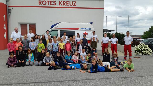 40 begeisterte Kinder beim Ferienspiel in Wiesmath. | Foto: RKNÖ / M. Braunstorfer