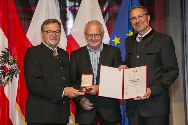 Verdienste um das Senioren- und Chronikwesen: Josef Marth aus Fließ mit LH Platter (li.) und LH Kompatscher (re.). | Foto: Land Tirol/Die Fotografen