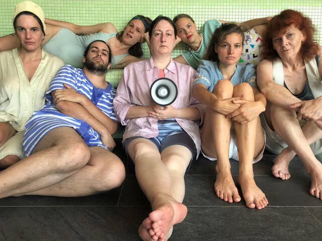 Eine Ortsbeschwimmung | Tiroler Hallenbäder, immersive Performance von Elena Carr und Franziska Schindler, 2021 | Foto: TKI