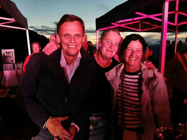 Bgm. Martin Wegscheider mit Gattin Daniela und Birgit Runggaldier (Mitte). | Foto: Privat