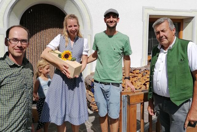 Die Bergbrauer – Roman Hänseler und Elisa Thöni – mit Bgm. Rupert Schuchter (re.) und Vizebgm. Peter Wille (li.). | Foto: Die Bergbrauer