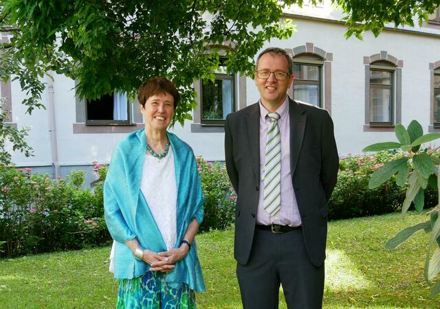Direktorin Mag.a Dr.in Helga Noflatscher-Posch tritt in den Ruhestand und übergibt die Leitung des Oberstufenrealgymnasiums der Katharina Lins Schulen in Zams an Mag. Christian Ladner. | Foto: Katharina Lins Schulen/Agentur Polak