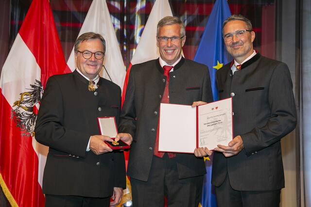 Mag. (FH) Günther Schwazer aus Flirsch wurde für seine Verdienste um das Tiroler Schulwesen und die Stärkung der Regionalität von LH Platter (li.) und LH Kompatscher (re.) geehrt. | Foto: Land Tirol/Die Fotografen