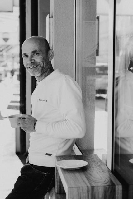 Roland Mayer vor seinem Café und Bioladen in der Hauptstraße. | Foto: Liebstöckl/Antje Wolm