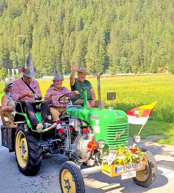 Fahrer Hans Rindler mit einigen Oldtimerfreunden. | Foto: Truskaller