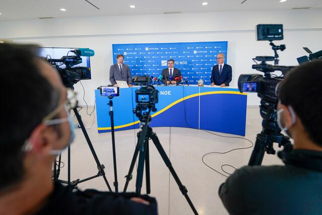 Prof. Christian Helmenstein, Finanzlandesrat Ludwig Schleritzko, HYPO NOE Vorstand Wolfgang Viehauser