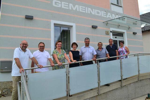 Bürgermeister Roland Datler, Vizebürgermeister Rainer Winkelbauer, Vizebürgermeisterin Renate Biedermann, Projektleitung Doris Maurer, Obmann Günter Schalko, Bürgermeister Karl Schraml, Bürgermeister Franz Kuben und Vizebürgermeisterin Eva Houschko. | Foto: Verein Mitanaunda