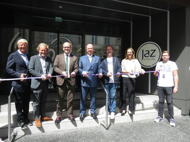 Die Eröffnung, das Ribbon Cutting: (vlnr):  Tilmar Hansen (Geschäftsführender Gesellschafter MTK) / Delf Stüven (Geschäftsführender Gesellschafter MTK), Norbert Kettner (CEO Wien Tourismus), Marcus Bernhardt (CEO Deutsche Hospitality), Michael Fritz (Generaldirektor Jaz in the City), Elisabeth Perwanger (Country Manager Deutsche Hospitality).